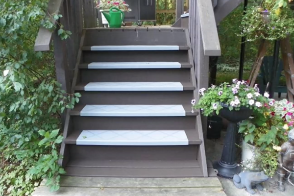 ComposiGrip-Stair-on-back-deck